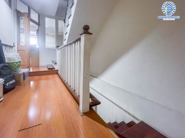 *****ทาวน์เฮ้าส์มือสอง 3 ชั้น ม.ภุมรินทร์ พหลโยธิน72 หลังมุม บนเนื้อที่ 37 ตร.ว. ฟังก์ชัน 5 ห้องนอน 4 ห้องน้ำ 2 ที่จอดรถ แถมฟรี! 3 เครื่องปรับอากาศ 7 เครื่อง และปั๊มน้ำ 1 เครื่อง ทำเลดีมาก เชื่อมต่อ ถ.พหลโยธิน, ถ.รังสิต-ปทุมธานี ใกล้ห้างเซียร์รังสิต ฟิวเจอร์พาร์ครังสิต และรถไฟฟ้าสายสีแดงเข้ม "สถานีหลักหก"